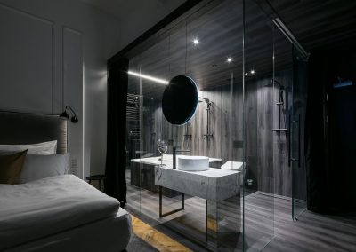 Pytloun Boutique Hotel | Foto des gläsernen Badezimmers mit LED-Beleuchtung und Marmor